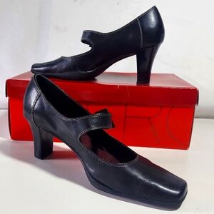 Aerosols women's black Mary jane shoes size 8